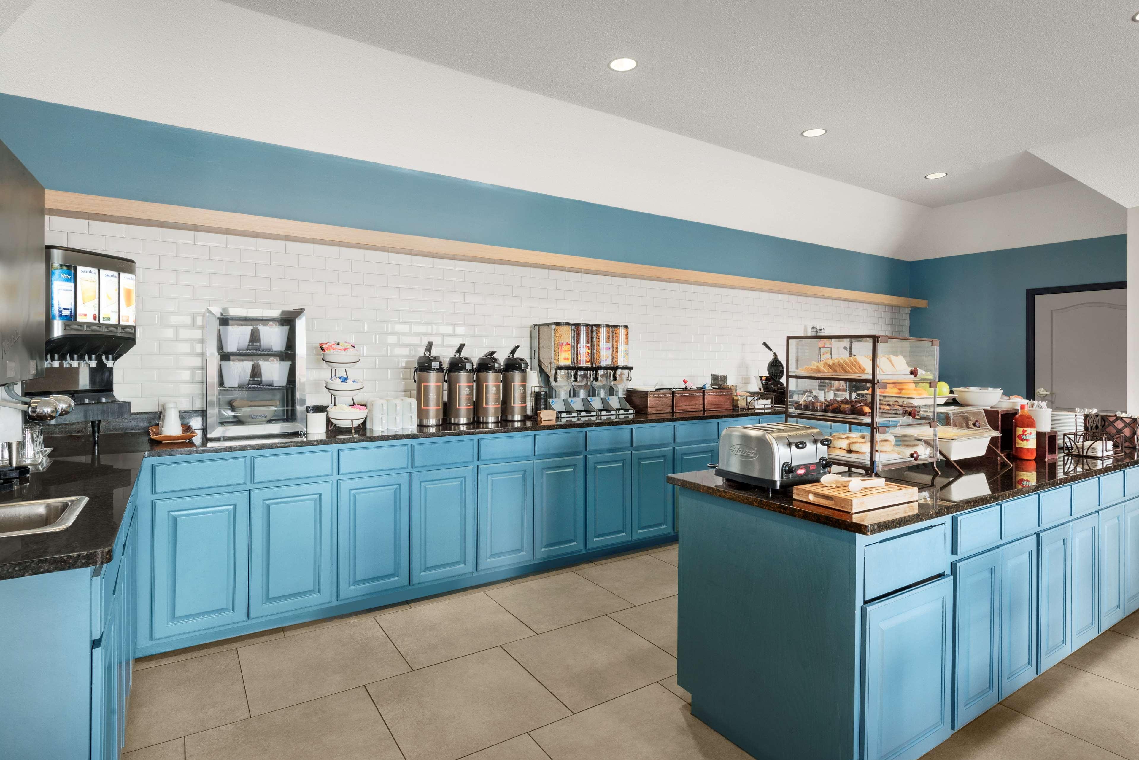 Country Inn & Suites By Radisson, Kansas City At Village West, Ks Bonner Springs Eksteriør bilde