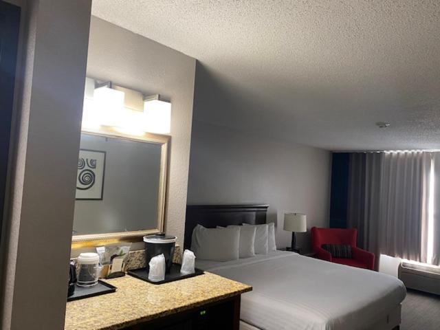 Country Inn & Suites By Radisson, Kansas City At Village West, Ks Bonner Springs Eksteriør bilde
